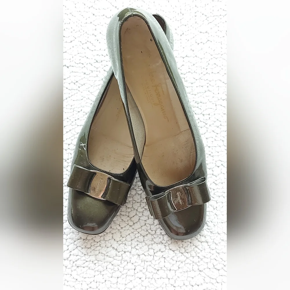 Salvatore Ferragamo Black Patent Vara Bow Pump - Women's Size 9